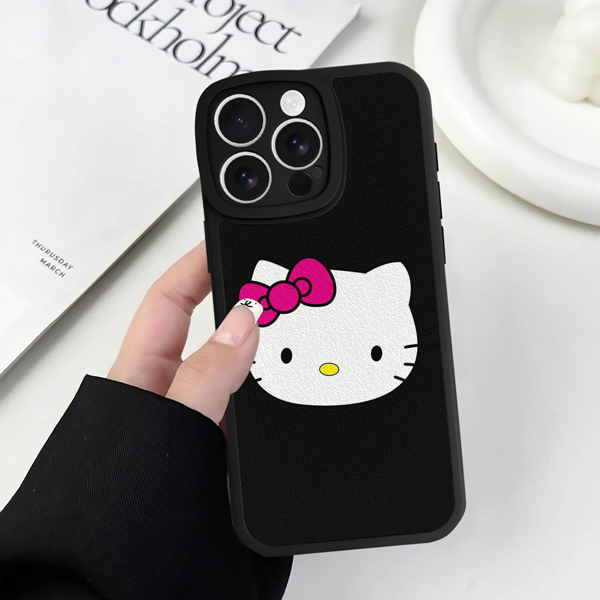 （画像用） Hello Kitty ハローキティ 【iPhone 16シリーズ対応】シリコンスマホケース（レザー調） 材質：シリコン
